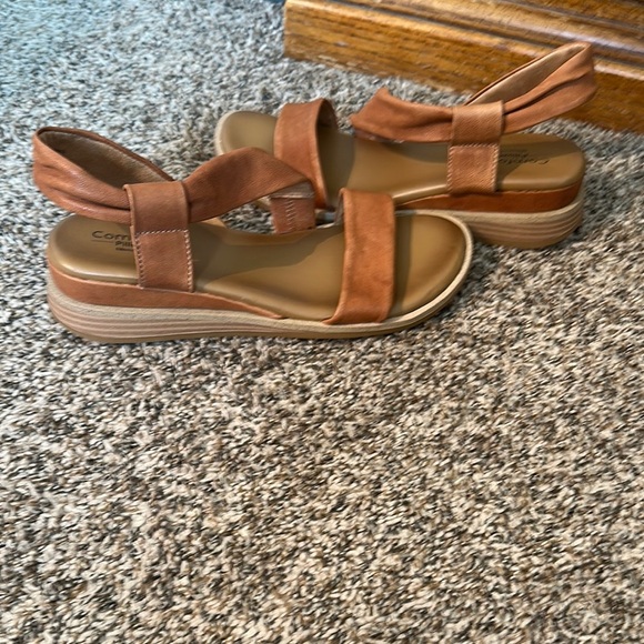 Comfortiva Women's Brown Strappy Sandals with little wedge NWOB - Picture 3 of 6